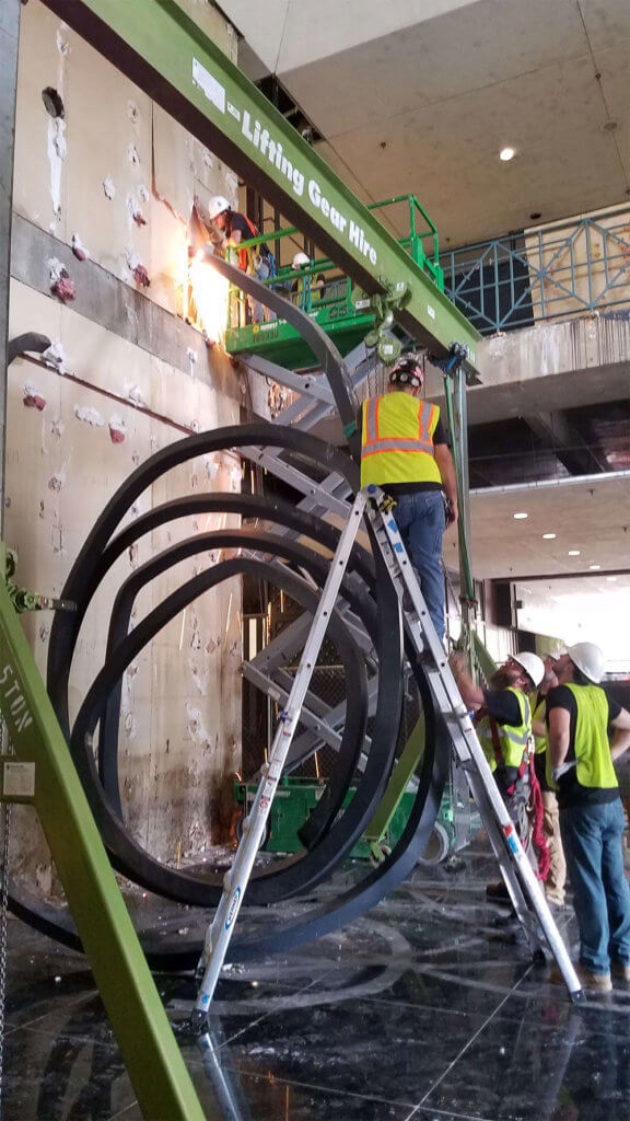 Deinstallation of the Bernard Venet sculpture
